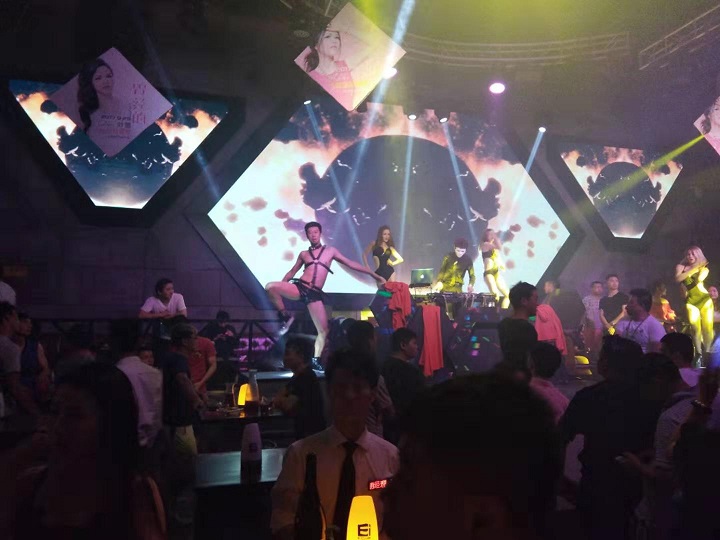 E+酒吧32平方P4异形屏